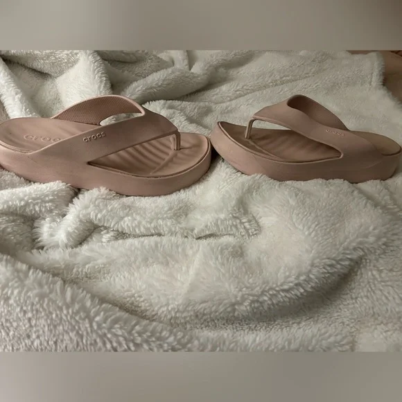 Crocs Getaway Platform Flip Flops in Quartz - Picture 9 of 11